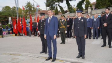 Cumhuriyetimizin 102. kuruluş yıl dönümü dolayısıyla ilçemiz Cumhuriyet Meydanı’nda düzenlenen törenle, Gazi Mustafa Kemal Atatürk’ün büstüne çelengimizi sunduk.