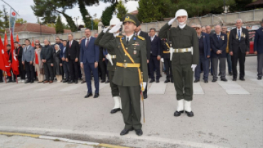 Cumhuriyetimizin 102. kuruluş yıl dönümü dolayısıyla ilçemiz Cumhuriyet Meydanı’nda düzenlenen törenle, Gazi Mustafa Kemal Atatürk’ün büstüne çelengimizi sunduk.