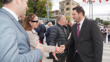 Cumhuriyetimizin 102. kuruluş yıl dönümü dolayısıyla ilçemiz Cumhuriyet Meydanı’nda düzenlenen törenle, Gazi Mustafa Kemal Atatürk’ün büstüne çelengimizi sunduk.
