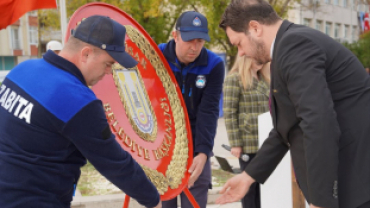 Cumhuriyetimizin 102. kuruluş yıl dönümü dolayısıyla ilçemiz Cumhuriyet Meydanı’nda düzenlenen törenle, Gazi Mustafa Kemal Atatürk’ün büstüne çelengimizi sunduk.