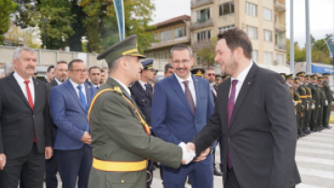 Cumhuriyetimizin 102. kuruluş yıl dönümü dolayısıyla ilçemiz Cumhuriyet Meydanı’nda düzenlenen törenle, Gazi Mustafa Kemal Atatürk’ün büstüne çelengimizi sunduk.