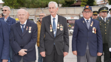 Cumhuriyetimizin 102. kuruluş yıl dönümü dolayısıyla ilçemiz Cumhuriyet Meydanı’nda düzenlenen törenle, Gazi Mustafa Kemal Atatürk’ün büstüne çelengimizi sunduk.