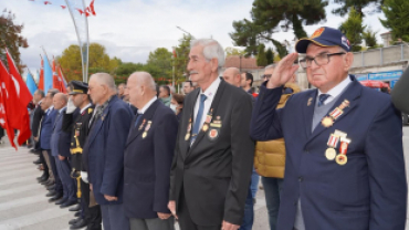 Cumhuriyetimizin 102. kuruluş yıl dönümü dolayısıyla ilçemiz Cumhuriyet Meydanı’nda düzenlenen törenle, Gazi Mustafa Kemal Atatürk’ün büstüne çelengimizi sunduk.