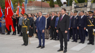 Cumhuriyetimizin 102. kuruluş yıl dönümü dolayısıyla ilçemiz Cumhuriyet Meydanı’nda düzenlenen törenle, Gazi Mustafa Kemal Atatürk’ün büstüne çelengimizi sunduk.