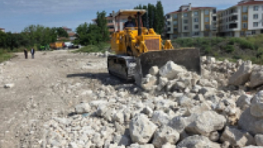 İmar yollarının fiziki olarak açılması, yeni ulaşım ağlarının oluşturulması ve üstyapı çalışmalarına hazırlık sürecini yerinde inceledik.
