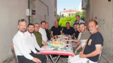 Bugün sabah kahvaltısında, İpek Çeken ablamızın ev sahipliğinde kıymetli esnaflarımızla bir araya geldik.