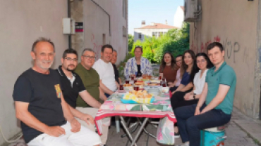 Bugün sabah kahvaltısında, İpek Çeken ablamızın ev sahipliğinde kıymetli esnaflarımızla bir araya geldik.