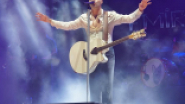 Festivalimizin ikinci gününde sahnemizi değerli sanatçımız Emir Can İğrek süsledi.