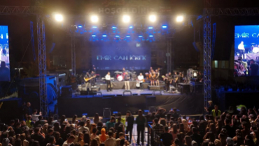 Festivalimizin ikinci gününde sahnemizi değerli sanatçımız Emir Can İğrek süsledi.