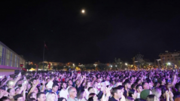 Festivalimizin ikinci gününde sahnemizi değerli sanatçımız Emir Can İğrek süsledi.