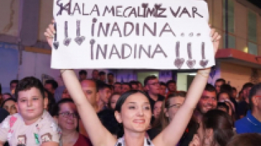 Festivalimizin ikinci gününde sahnemizi değerli sanatçımız Emir Can İğrek süsledi.