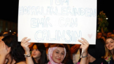 Festivalimizin ikinci gününde sahnemizi değerli sanatçımız Emir Can İğrek süsledi.
