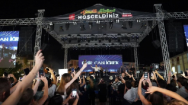 Festivalimizin ikinci gününde sahnemizi değerli sanatçımız Emir Can İğrek süsledi.