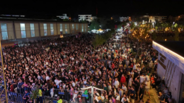 Festivalimizin ikinci gününde sahnemizi değerli sanatçımız Emir Can İğrek süsledi.