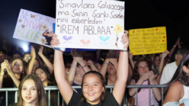 Festivalimizin ikinci gününde sevilen sanatçı İrem Derici’yi Pınarhisar’ımızda ağırladık.