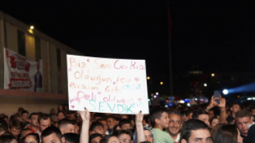 Festivalimizin ikinci gününde sevilen sanatçı İrem Derici’yi Pınarhisar’ımızda ağırladık.