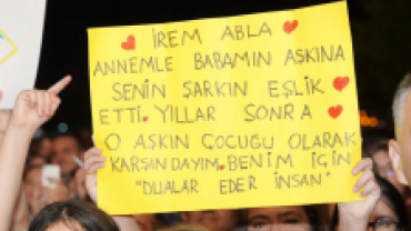 Festivalimizin ikinci gününde sevilen sanatçı İrem Derici’yi Pınarhisar’ımızda ağırladık.