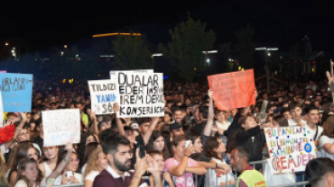 Festivalimizin ikinci gününde sevilen sanatçı İrem Derici’yi Pınarhisar’ımızda ağırladık.