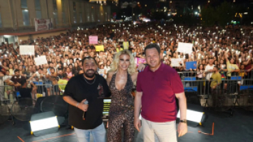 Festivalimizin ikinci gününde sevilen sanatçı İrem Derici’yi Pınarhisar’ımızda ağırladık.