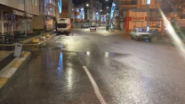 Belediyemiz İtfaiye Müdürlüğü ekiplerimiz tarafından Beylik Mahallesi genelinde kapsamlı yıkama çalışmaları gerçekleştirdik.