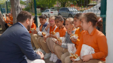 “Her Okulda Birlik, Her Sofrada Kardeşlik” etkinliğimizin ikinci durağında 19 Evler İlkokulumuzda kıymetli öğrencilerimizle bir araya geldik.