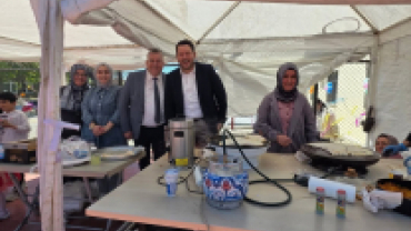 İbrahim Dalkılıç İlkokulu tarafından düzenlenen Lezzet Kermesi ve Çocuk Şenliği programına katılarak öğrencilerimizin, öğretmenlerimizin ve velilerimizin bir araya geldik.