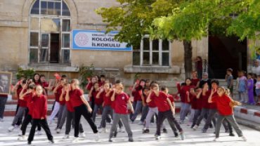 İlköğretim Haftası dolayısıyla düzenlenen kutlama programı gerçekleştirildi.