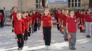 İlköğretim Haftası dolayısıyla düzenlenen kutlama programı gerçekleştirildi.