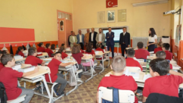 İlköğretim Haftası dolayısıyla düzenlenen kutlama programı gerçekleştirildi.