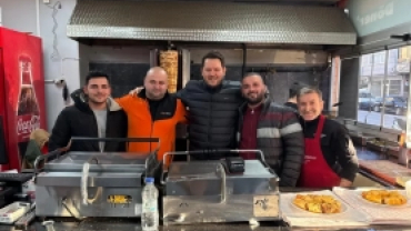 İlçemizde faaliyet gösteren, lezzetiyle damak çatlatan Cadde Döner işletmesini ziyaret ederek işletme sahibi Selçuk Genç kardeşimiz ve değerli ekip arkadaşlarıyla bir araya geldik.