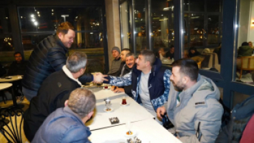 İlçemizde hayata geçirdiğimiz Zorunlu Tır Parkı Uygulaması ile ilgili olarak, Millet Bahçemizde tır şoförlerimizle bir araya geldik.