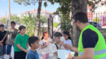 İlçemizdeki Camilerde Yaz Kur’an kurslarında eğitim gören öğrencilerimizi ziyaret ederek kendilerine dondurma ikramında bulunduk.