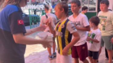 İlçemizdeki Camilerde Yaz Kur’an kurslarında eğitim gören öğrencilerimizi ziyaret ederek kendilerine dondurma ikramında bulunduk.