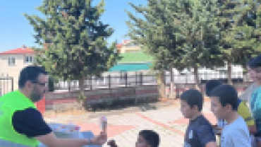 İlçemizdeki Camilerde Yaz Kur’an kurslarında eğitim gören öğrencilerimizi ziyaret ederek kendilerine dondurma ikramında bulunduk.