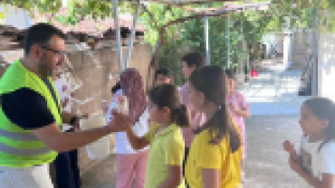 İlçemizdeki Camilerde Yaz Kur’an kurslarında eğitim gören öğrencilerimizi ziyaret ederek kendilerine dondurma ikramında bulunduk.
