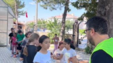 İlçemizdeki Camilerde Yaz Kur’an kurslarında eğitim gören öğrencilerimizi ziyaret ederek kendilerine dondurma ikramında bulunduk.