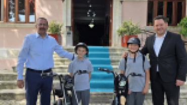 Pınarhisar Kaymakamımız Sayın Enver Özderin ile birlikte, elektrikli bisiklet kullanan gençlerimize kask hediye ettik.