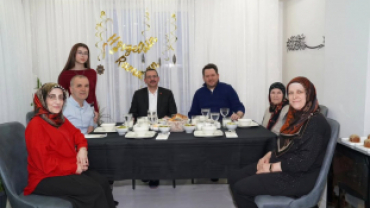 Kaymakamımız Sayın Enver Özderin ile birlikte, kıymetli hemşehrilerimiz Asuman ve Aytaç Üçkardeşler'in gönül sofrasına misafir olduk.