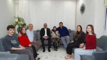 Kaymakamımız Sayın Enver Özderin ile birlikte, kıymetli hemşehrilerimiz Asuman ve Aytaç Üçkardeşler'in gönül sofrasına misafir olduk.