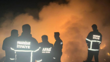 Sütlüce Köyü çıkışında, geniş bir alana bırakıldığı belirtilen yaklaşık 50 tırlık kimyasal atığın bulunduğu bölgede yangın meydana gelmiştir.