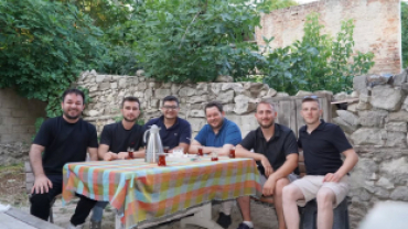 Kıymetli kardeşlerimizle çay sohbetindeyiz.