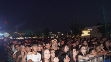 Festivalimizin son gününde, güçlü sesi ve muhteşem yorumuyla sahnemize renk katan kıymetli sanatçımız Ömür Gedik’i hemşehrilerimizle buluşturduk.