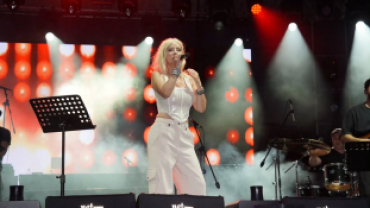 Festivalimizin son gününde, güçlü sesi ve muhteşem yorumuyla sahnemize renk katan kıymetli sanatçımız Ömür Gedik’i hemşehrilerimizle buluşturduk.