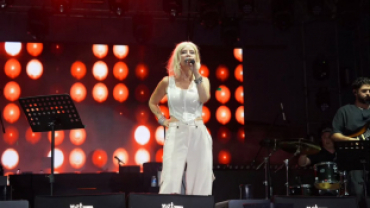 Festivalimizin son gününde, güçlü sesi ve muhteşem yorumuyla sahnemize renk katan kıymetli sanatçımız Ömür Gedik’i hemşehrilerimizle buluşturduk.