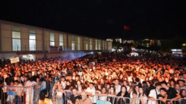 Festivalimizin son gününde, güçlü sesi ve muhteşem yorumuyla sahnemize renk katan kıymetli sanatçımız Ömür Gedik’i hemşehrilerimizle buluşturduk.