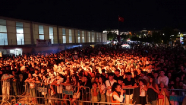 Festivalimizin son gününde, güçlü sesi ve muhteşem yorumuyla sahnemize renk katan kıymetli sanatçımız Ömür Gedik’i hemşehrilerimizle buluşturduk.