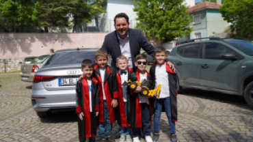 Pınarhisar’ımızda mezuniyet heyecanı yaşayan kıymetli yavrularımızla bu güzel günün anısına hatıra fotoğrafı çektirdik.