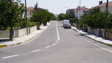 Pınarhisar’ımızda trafik güvenliğini artırmak, yollarımızı daha düzenli ve güvenli hale getirmek amacıyla ilçe genelinde yol çizgi çalışmalarımızı gerçekleştirdik.