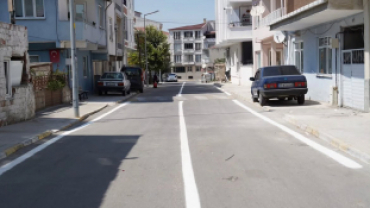 Pınarhisar’ımızda trafik güvenliğini artırmak, yollarımızı daha düzenli ve güvenli hale getirmek amacıyla ilçe genelinde yol çizgi çalışmalarımızı gerçekleştirdik.