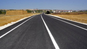 Pınarhisar’ımızda trafik güvenliğini artırmak, yollarımızı daha düzenli ve güvenli hale getirmek amacıyla ilçe genelinde yol çizgi çalışmalarımızı gerçekleştirdik.